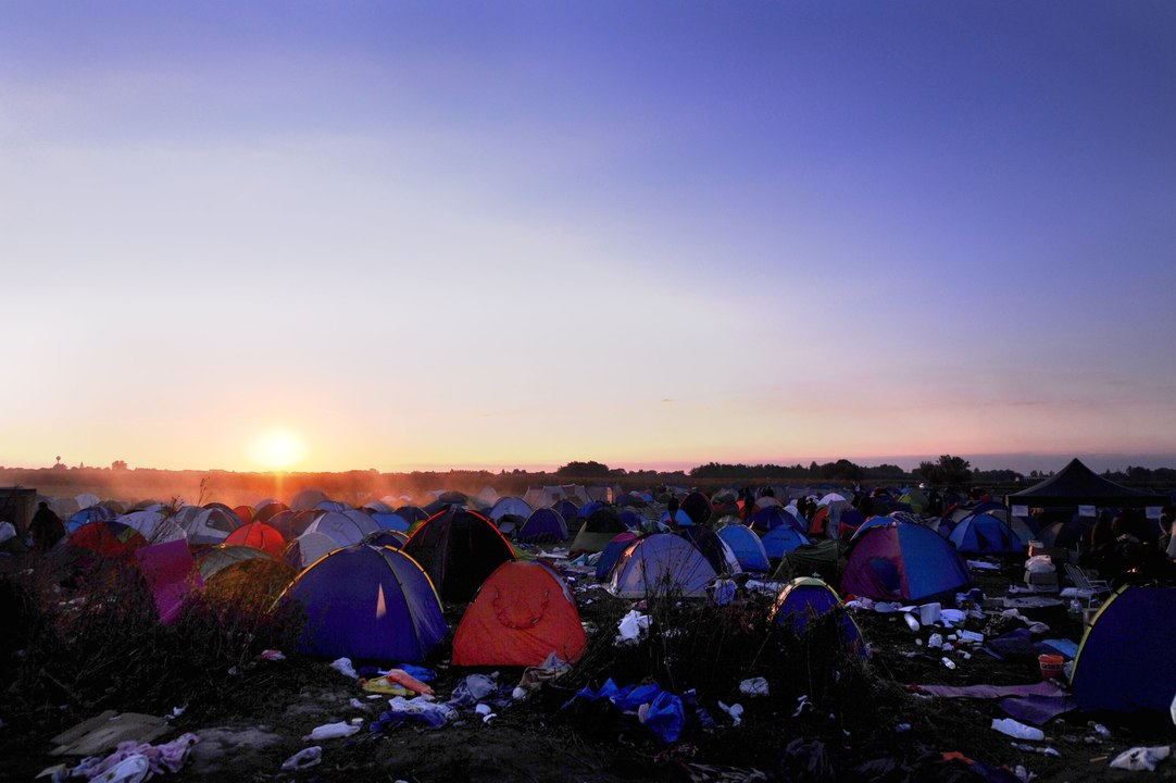 Dans le camp de Röszke, des migrants transis au réveil