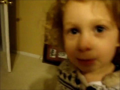 Cette petite fille veut des grosses fesses comme sa maman... Trop adorable!