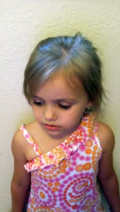 Little girl sings " Do u want to build a snowman  (so cute must watch)