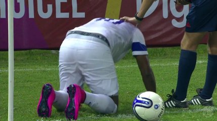 Kemy Agustien se prend une bombe à eau alors qu'il s'apprêtait à tirer un corner
