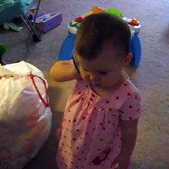 Adorabila! Vorbeste cu tatal ei la telefon dar are o