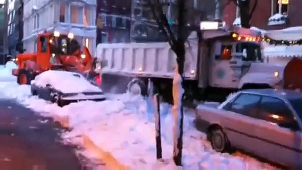NYC BLIZZARD December 2010 snow plow w/crazy sparks!