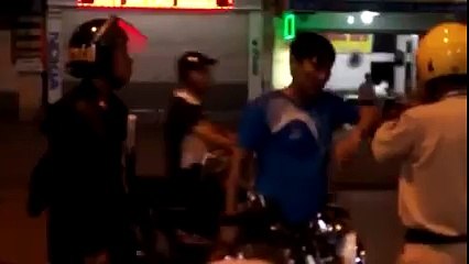 Cảnh sát cơ động bắt người đi bộ và cái kết