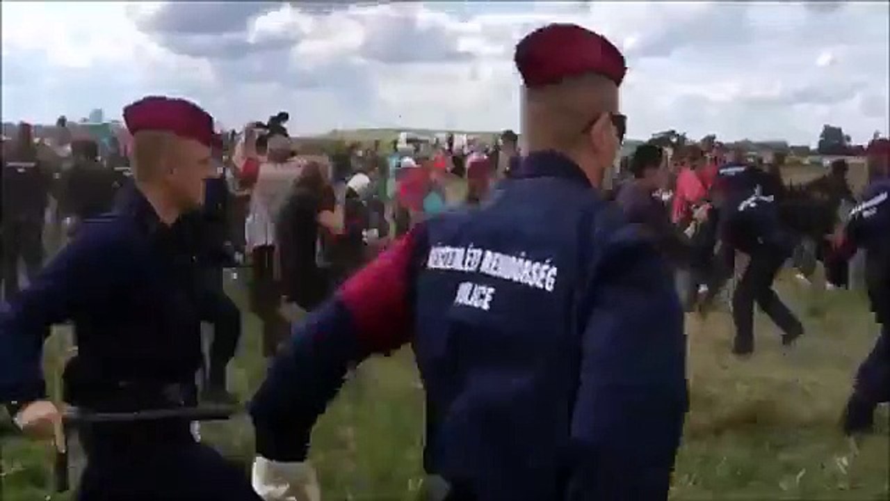 Dünya Mültecilere Tekme Atan Kadın Kameramanı Konuşuyor