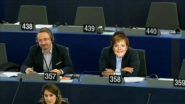Parlement européen : Il porte un masque d'Angela Merkel et perturbe le discours de Jean-Claude Juncker