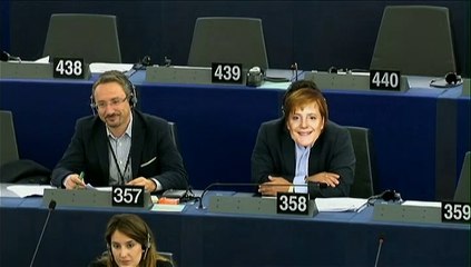 Parlement européen : Il porte un masque d'Angela Merkel et perturbe le discours de Jean-Claude Juncker