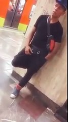 Ufff!...Khé rico Un Joven se agarra el paquete en el metro