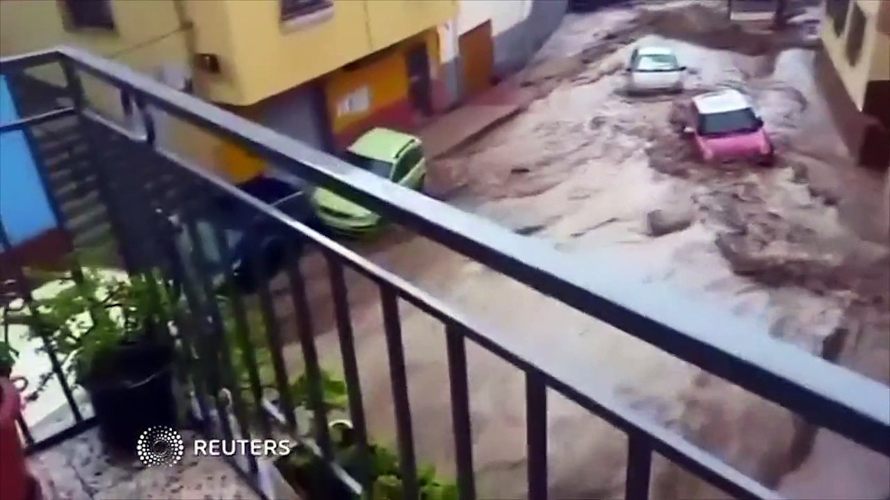 Inondations en Espagne : dans une rue d'Adra, camions et voitures emportés par les eaux
