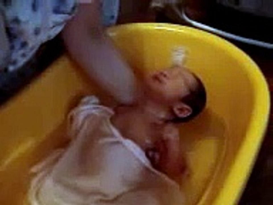 How to have bath 4 new born baby