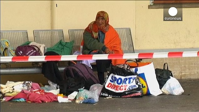 Поездами, автобусами, пешком: мигранты стремятся попасть в Германию из Венгрии и Австрии любым способом