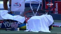Stan Wawrinka défonce sa raquette et l'offre à un spectateur!