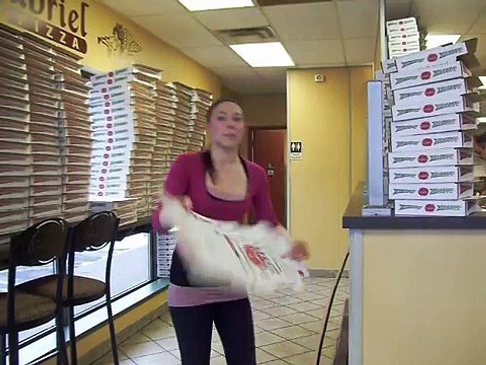 Pizza Kutusu Katlama Konusunda Master Yapmış Süper Hızlı Pizzacı