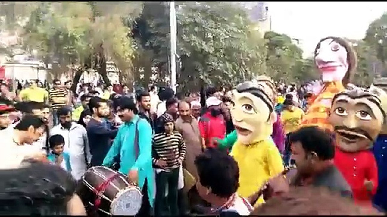 Amazing Dance on Roads of Lahore