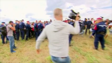 Hongrie: une journaliste fait un croche-pied à des réfugiés fuyant la police