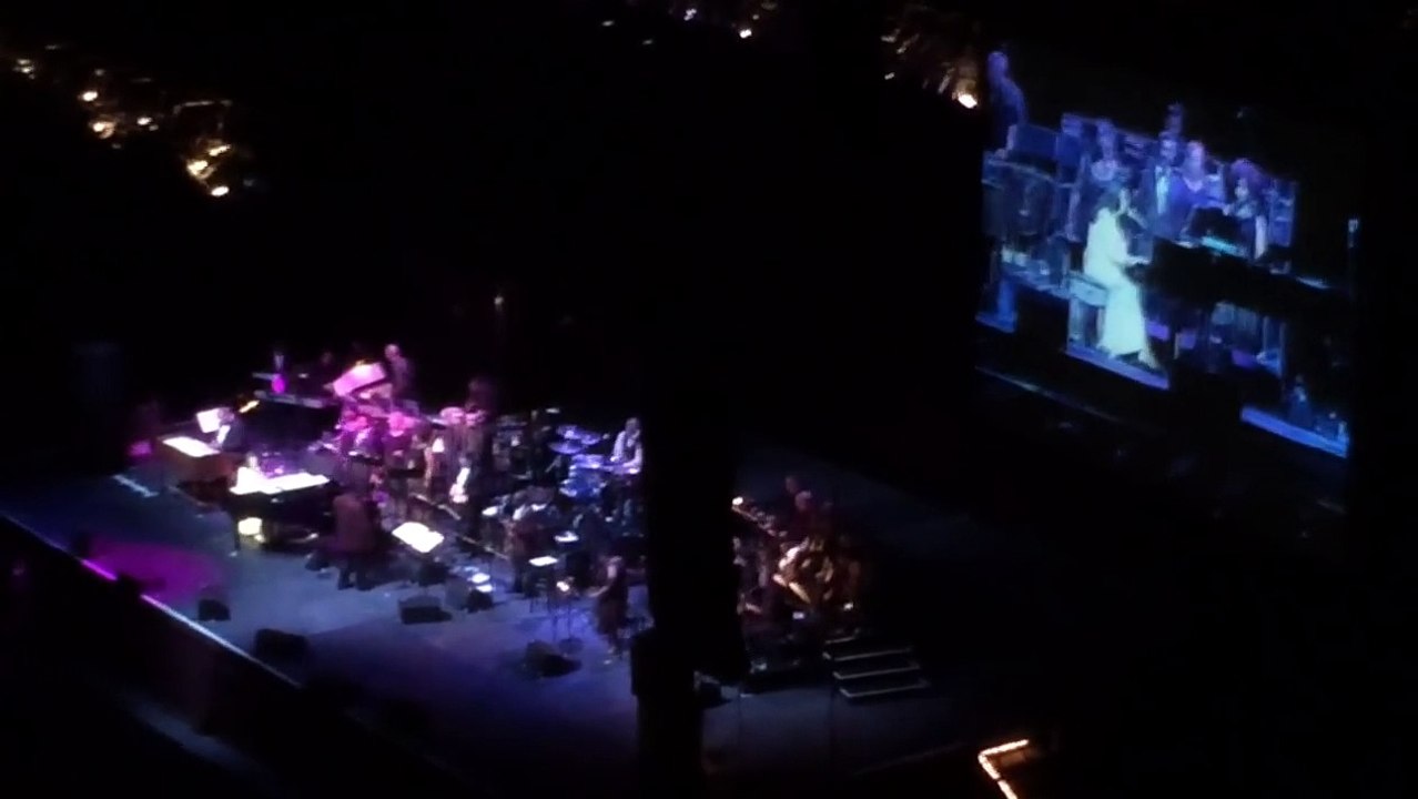 Aretha Franklin- Still Waters Run Deep / Bridge Over Troubled Water - Oakland coliseum 8/10/15