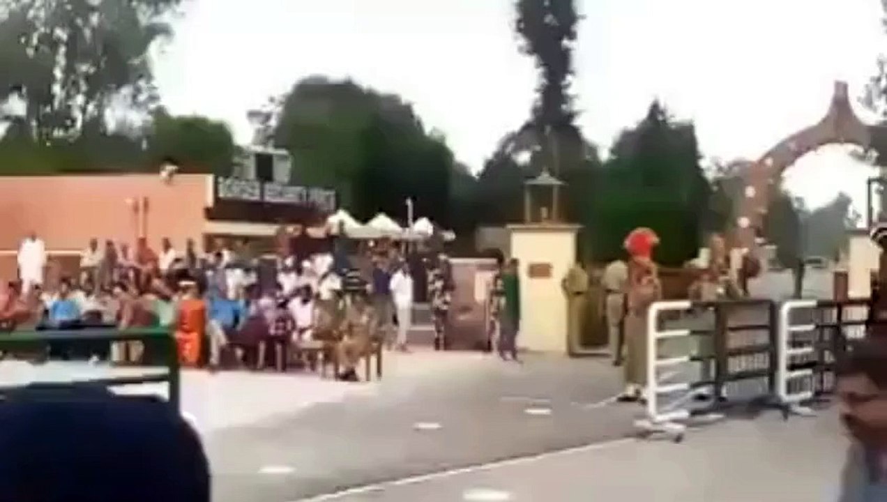 واھگہ بارڈر پر تقریب کے دوران انڈین  فوجی گر پرا۔
