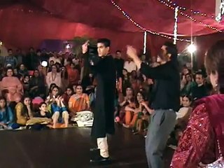 Mehndi in Pakistan! -Zeeshan and Lil Temur dancing on Sanias
