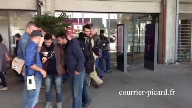 Des migrants retrouvés à la gare TGV Haute Picardie accueillis à Amiens avant leur retour à Calais