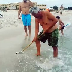 تونس بلد العجائب ملقى مايعمل طاح يسيق في البحر