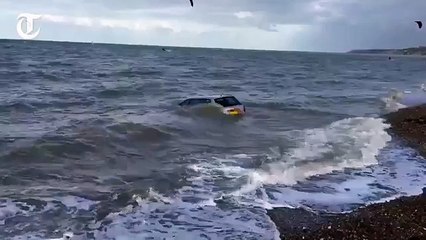 Por dejar el carro mal estacionado en la playa mira lo que le pasó