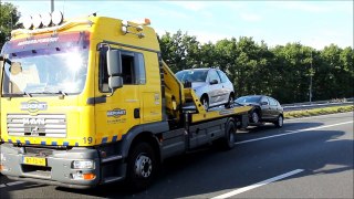 Vrachtwagen op de A4 bij Sloten belandt op het spoor van de Schiphollijn.