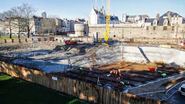 Un miroir d’eau face au château des Ducs de Bretagne