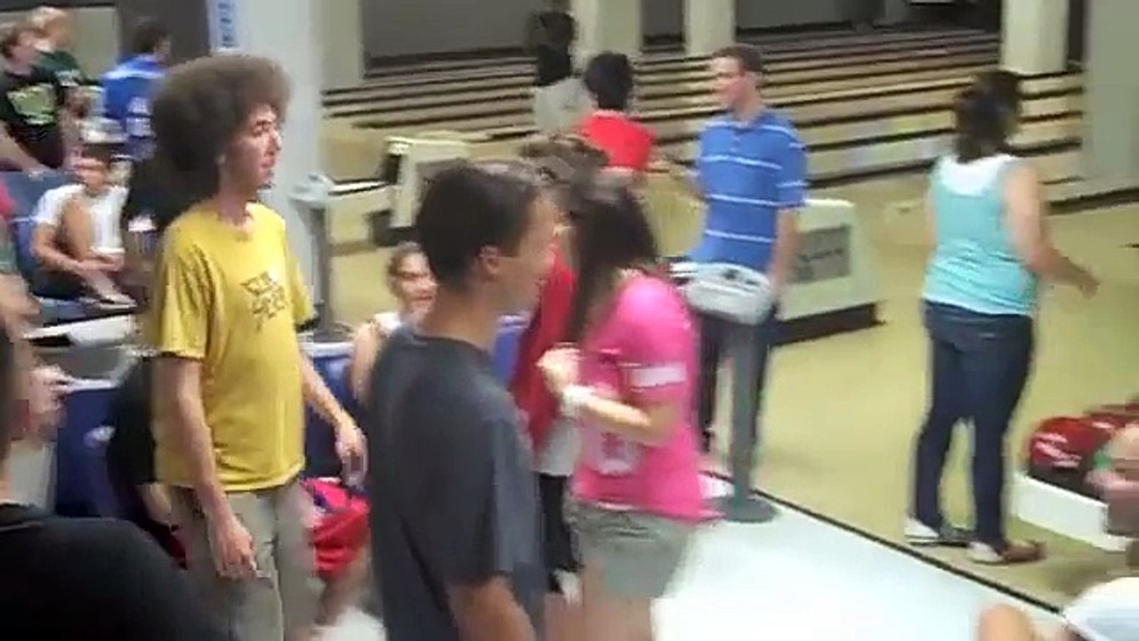 Hillel goes bowling for welcome week