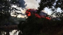 Saut épique depuis une voiture en feu