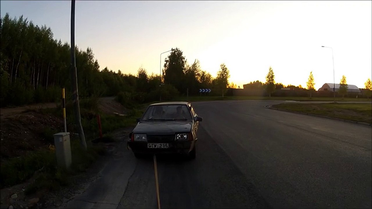 Une voiture drifte en se faisant tracter