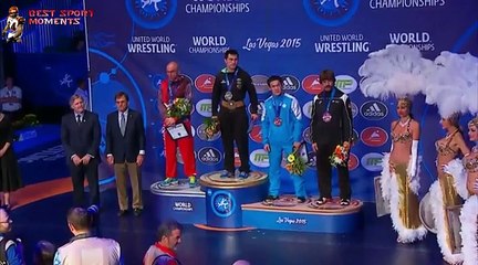 Ce lutteur russe gagne un championnat à Las Vegas mais l'orchestre se trompe d'hymne lors de la remise de sa médaille