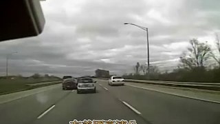 目擊者行車影像記錄-在美國高速公路，超車後兩車擠在同一車道