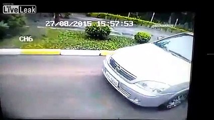 Off duty cop reacts to assault - 2 views