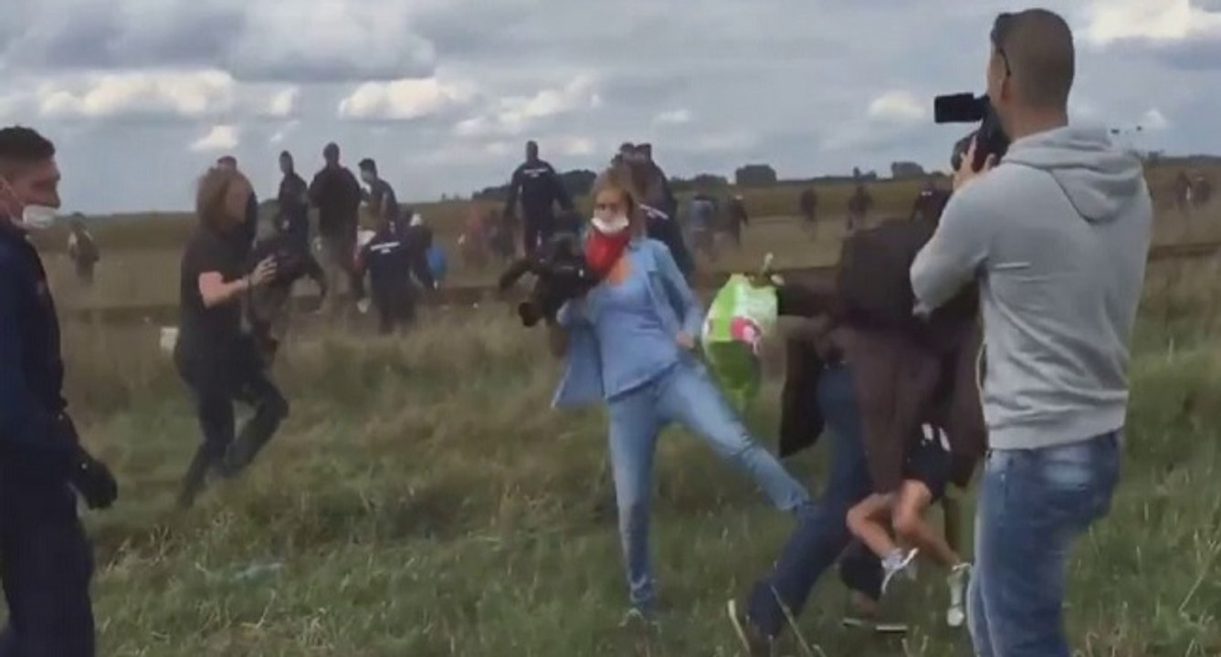 cameraman hongroise fait des crochets pieds à des migrants