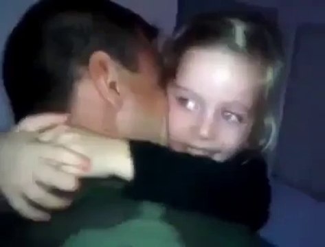 Cette fillette viens de retrouver son papa parti pendant de longs mois en Afghanistan