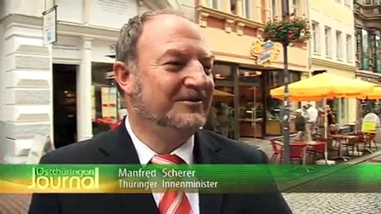 Ganz in Dunkelblau: Geraer Polizisten sind als erste im Freistaat neu eingekleidet worden