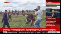 Operatrice ungherese prende a calci i migranti