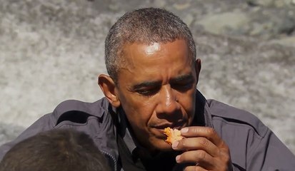 Barack Obama mange un saumon abandonné par un ours