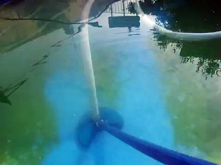 Pulizia del fondo della piscina dopo trattamento con Floculante