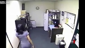 Une femme fait un truc dégueulasse dans la cafétéria de son bureau!