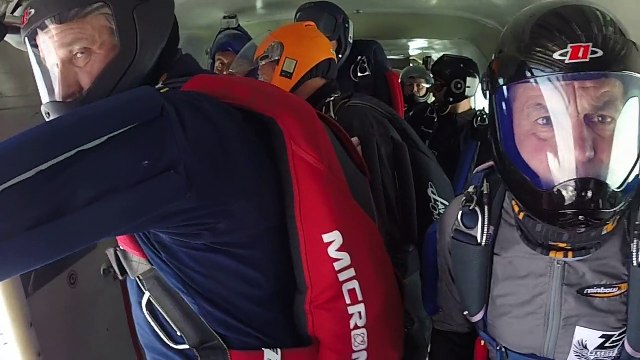 Bondues : 52 parachutistes réalisent une fleur de lys, le 9 septembre 2015
