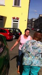Zwei Frauen schlagen sich