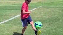 Mira cómo este niño domina el balón mientras arma un cubo de rubik