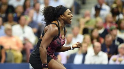 Serena Williams gagne devant un parterre de stars