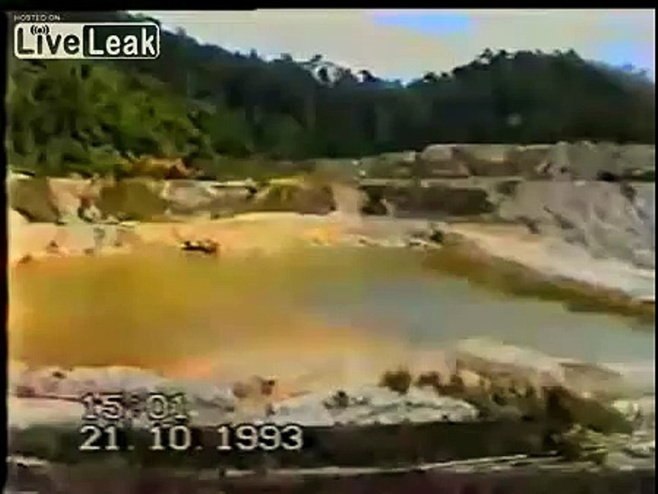 vídeo de rompimento de barragem ou dique nos anos 90