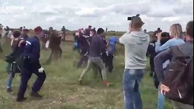 شام کے مہاجر یورپ میں داخل ھوتے ھوئے اور مغربی میڈیا کے لوگ اپنے ٹی وی کی ریٹینگ بڑانے کے لیے کیا حربے استعمال کرتے ھیں