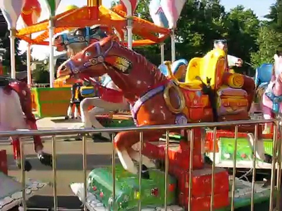 Plimbare cu trenuletul in parc-  4 iulie 2014.