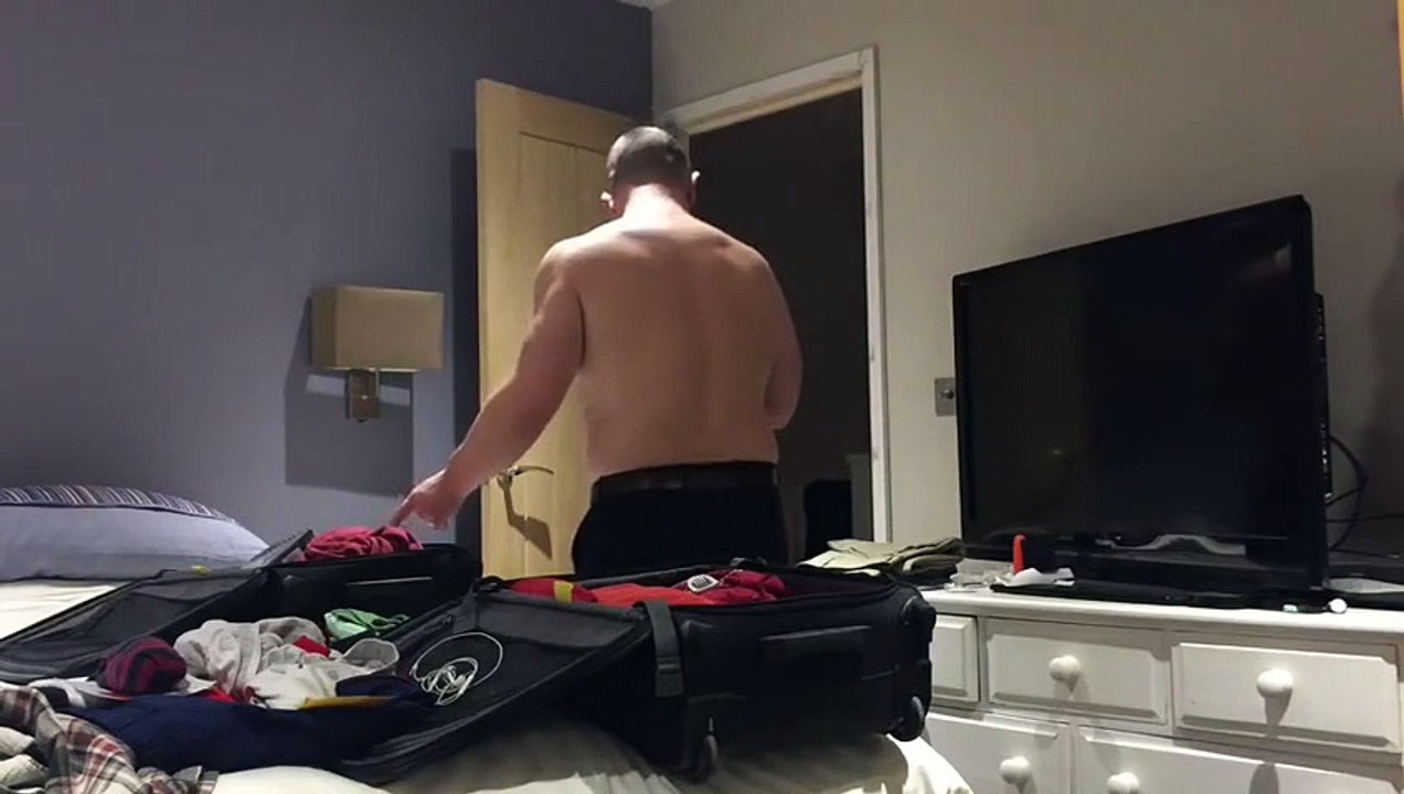 Cet homme reç un droide Star Wars BB-8 en cadeau et rບ comme un gamin