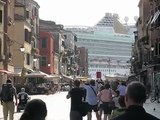 Nave crociera nel bacino di San Marco a Venezia