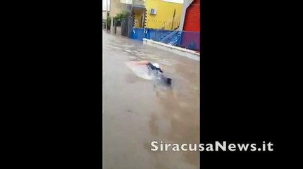 Siracusa, Gino è il Sub che nuota tra le strade allagate della città