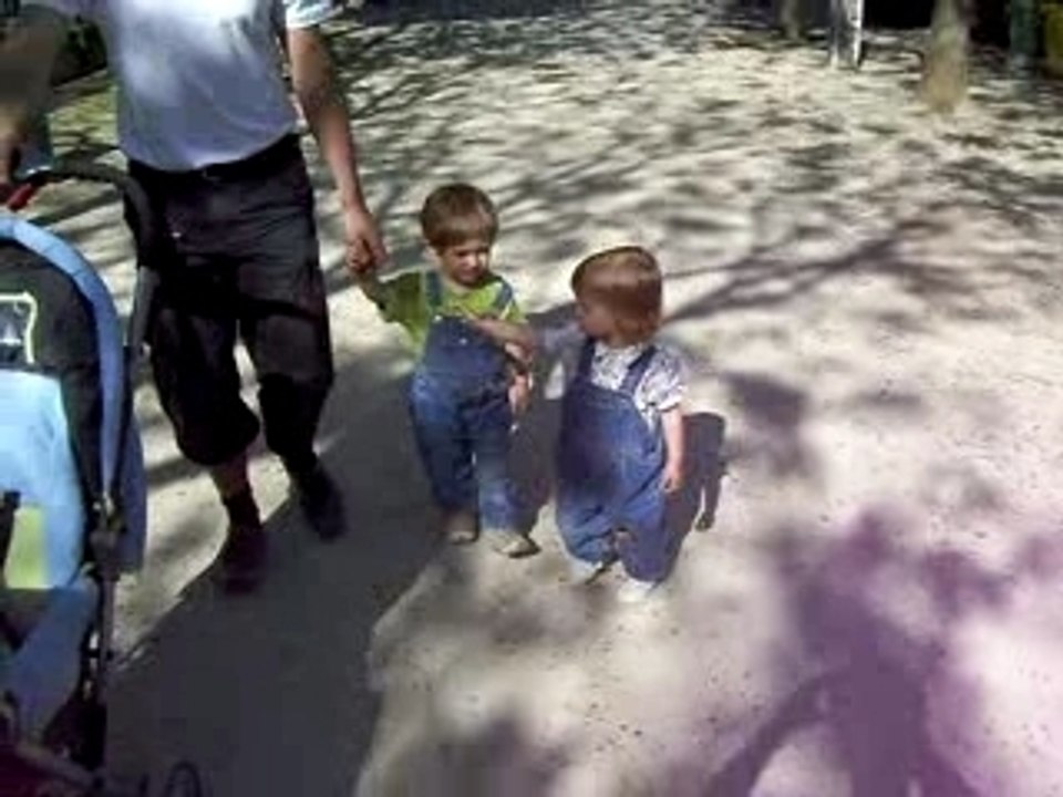 au parc avec papa et tata le 21/04/07